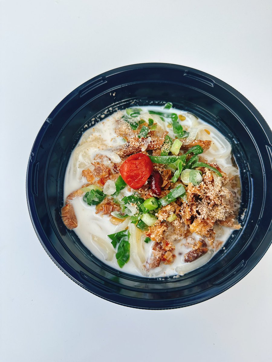 夏、おいしいですねぇ。

#北海道meijiカップ  
会場のギャラリープラザで
販売されている
"冷やし味噌ミルクうどん"

ちゅるちゅるのうどんに
ミルク味噌スープ。
鰹節とごまの香りと
ごま油も効いてて
最高です。
梅もまたいいんだよなぁ。
明日までの限定。