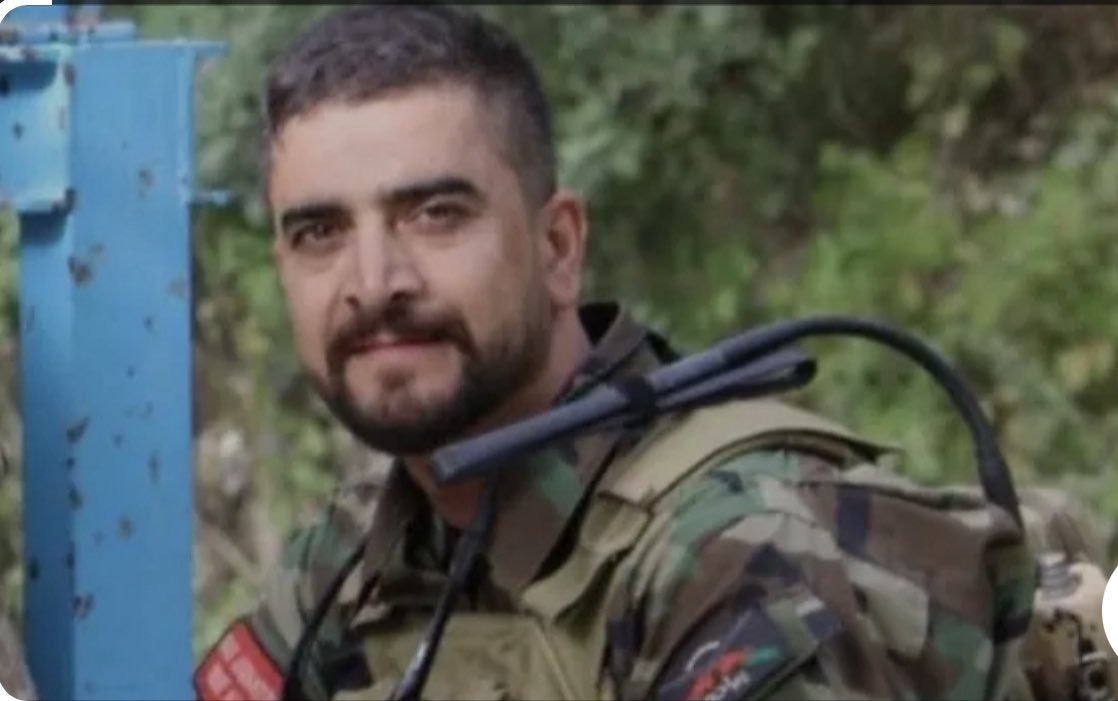 AndishaNasir's tweet photo. قفس خون می شود تا می کشد آواز آزادی  (کوهستان)می تپد تا می کند پرواز آزادی 
 گلوی بغض سنگ از هیبتش خورشید می زاید  زهی بانگ بلند مشرق اعجاز آزادی 
 هماهنگ نماز عشق و عاشورای این مردم  شگفتن را از آتش می شود آغاز آزادی   چی جام ارغوانی و چی سیمای بنفشینه  زهی گلرنگ آزادی زهی گلباز آزادی 
 چراغ هفت رنگ استخوان سرزمین من  دیت پیمود آزادی دیت پرداز آزادی 
 دل نامرد و جاسوس از حضورش تنگ می گردد  چه شیرین محضری دارد به این انداز آزادی

شهید عاصی