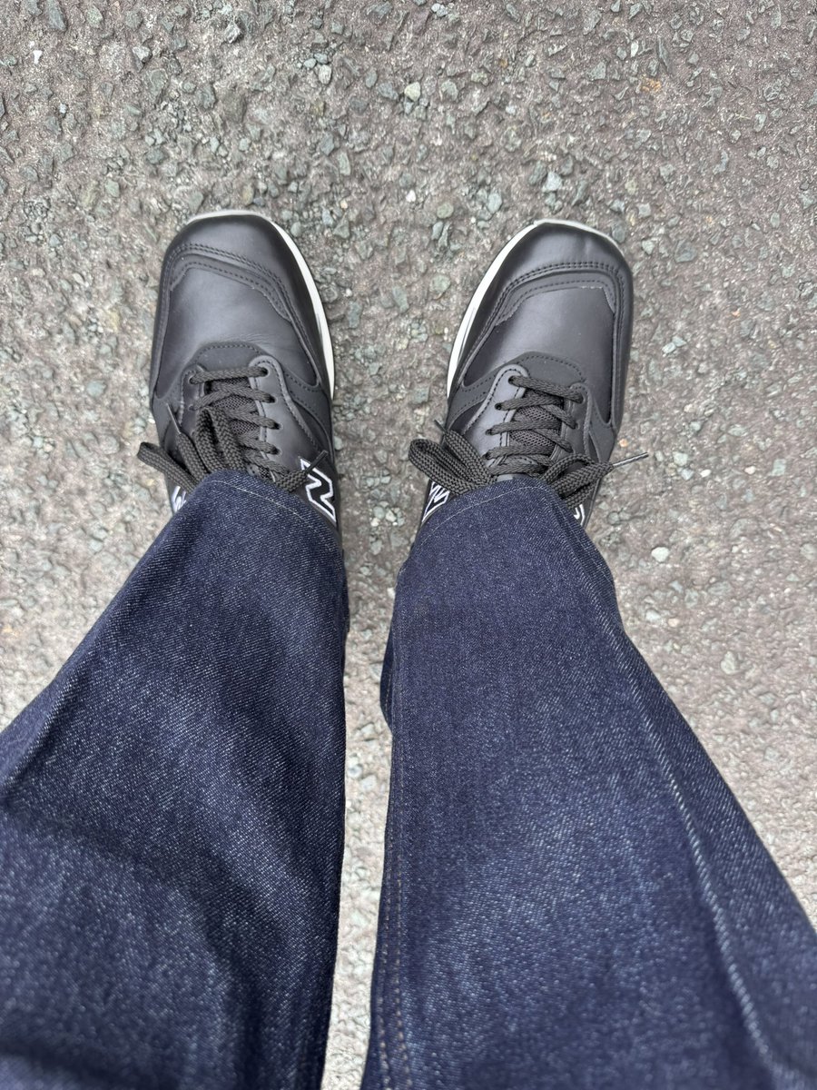 今日はニューバランスの1500
え、右足の爪先に不可解な皺が入った。。。
