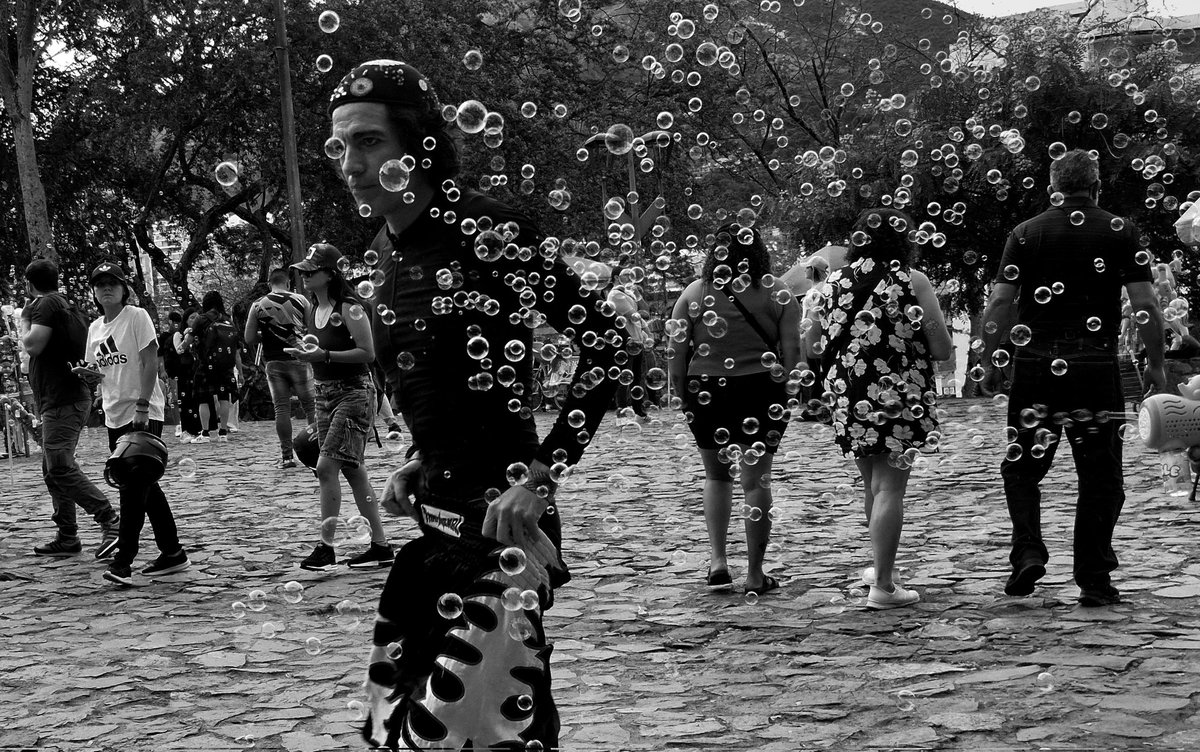 CR1SW4YN3's tweet image. Street photography 📸 
#park #bubbles #colombia #city #tree   #people