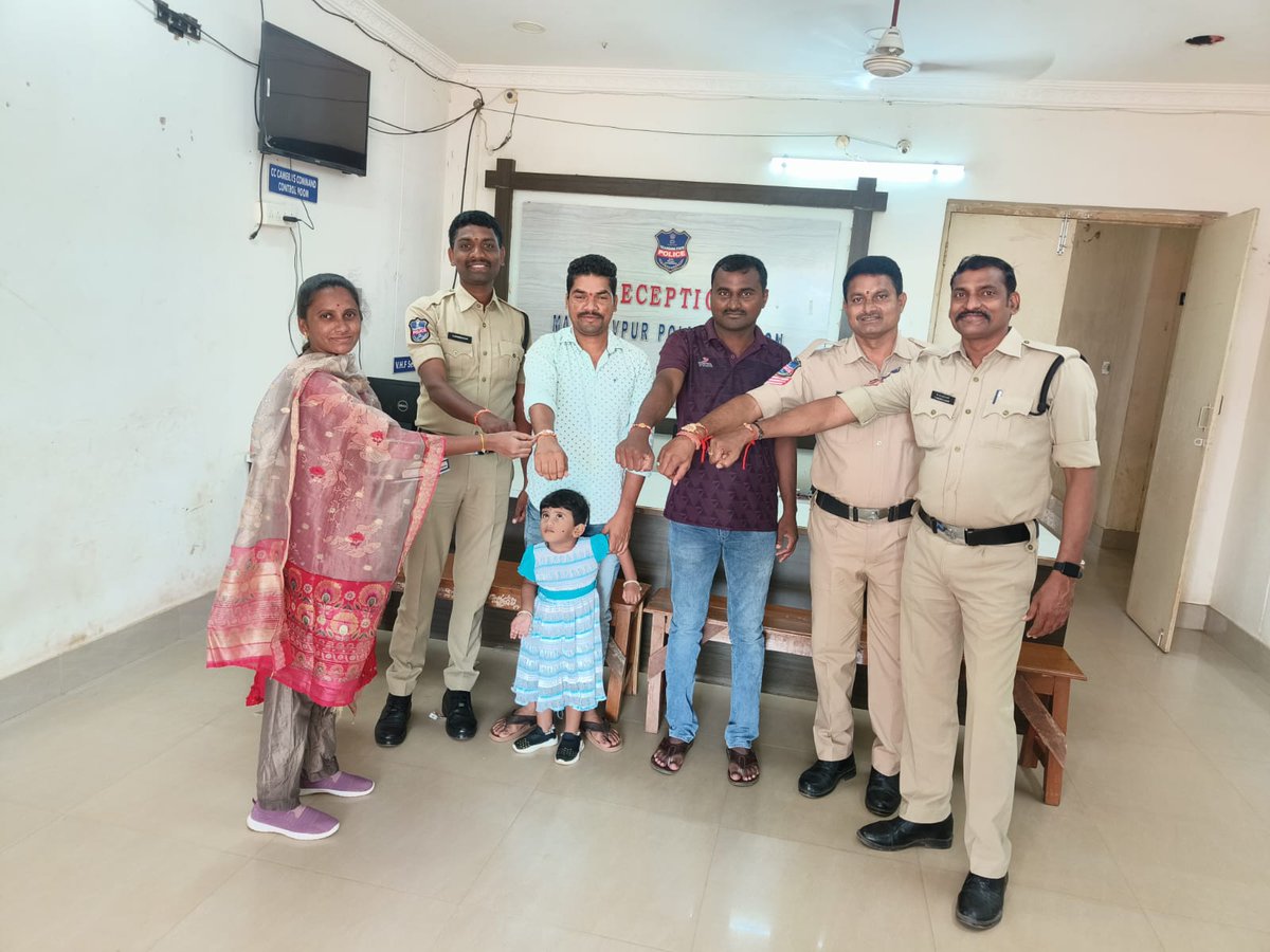 **మహదేవపూర్ పోలీస్ స్టేషన్లో రాఖీ వేడుకలు**
 రాఖీ పౌర్ణమి పర్వదినాన్ని పురస్కరించుకొని  స్టేషన్లోని మహిళా పోలీస్, తమతో పాటు విధులు నిర్వహిస్తున్న పోలీస్ సిబ్బందికి రాఖీలు కట్టి, మండల ప్రజలందరికీ శుభాకాంక్షలు తెలిపారు <a href="/spbhoopalpalli/">SP Bhupalapally</a>