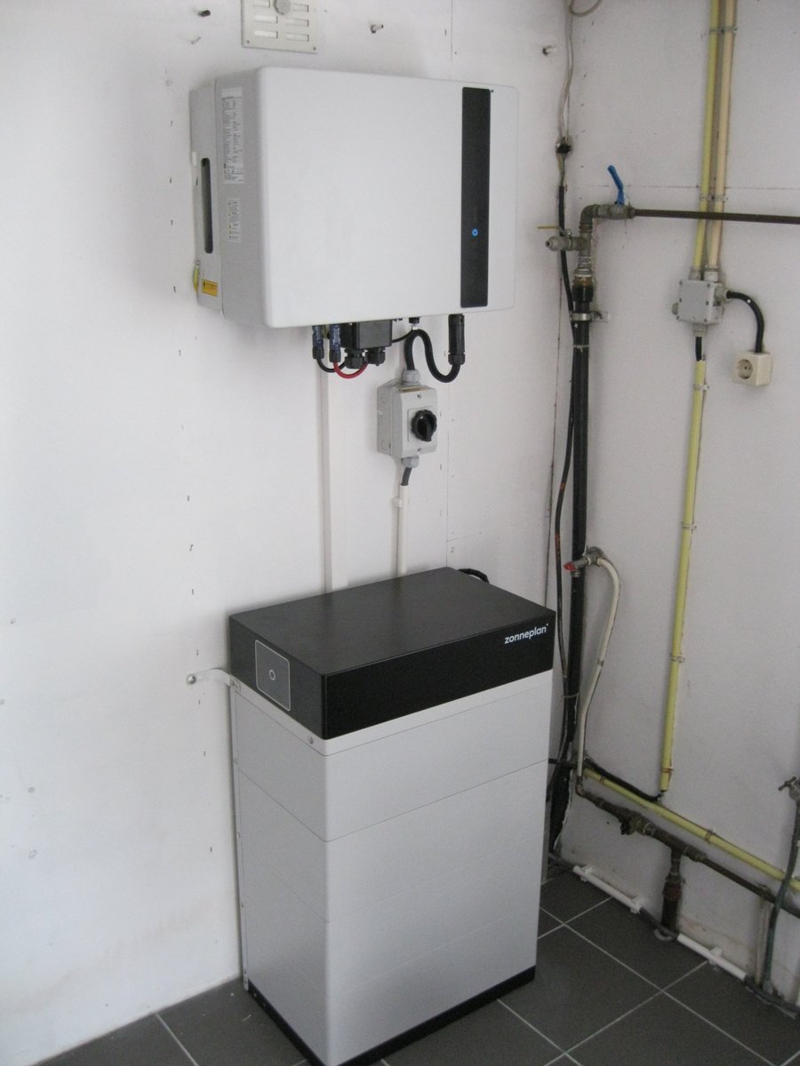 hmblank's tweet image. ?Vandaag heb ik één jaar mijn #thuisaccu. In die tijd heeft hij €1366 opgebracht. Mooi maar véél minder dan de €2000 die me was voorgespiegeld. Bovendien had ik in aug &apos;24 in 23 dagen €155, da&apos;s 6,74 per dag. Dit jaar in 8 dagen €23 = 2,87 per dag. Hoe komt dat,@Zonneplan?