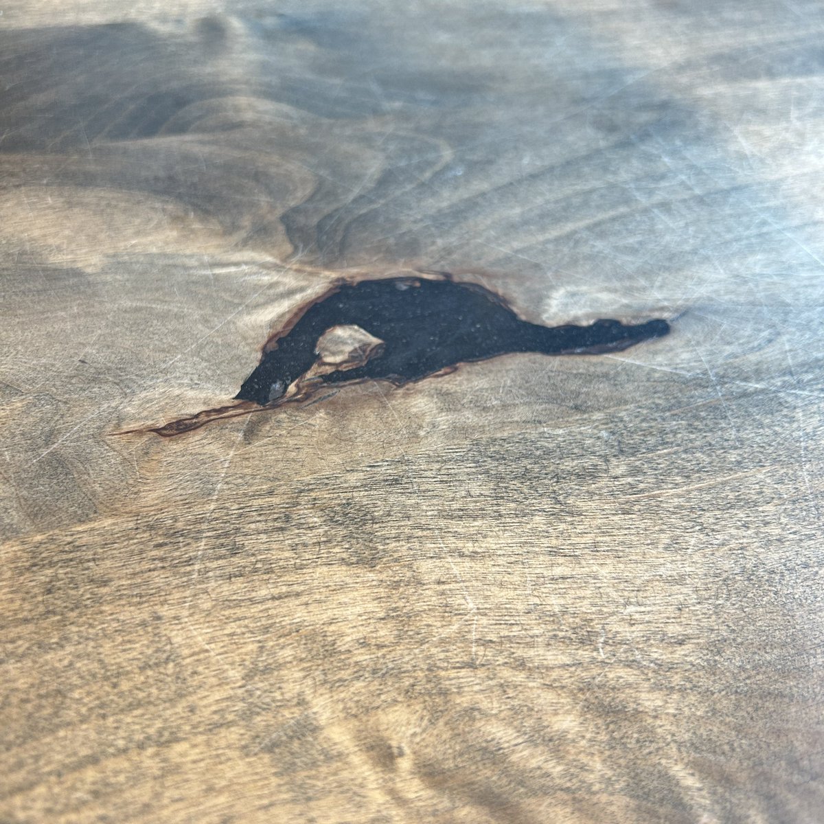 お店のテーブルの木目がだいぶうわばみで良い　象入りのやつ🐍🐘