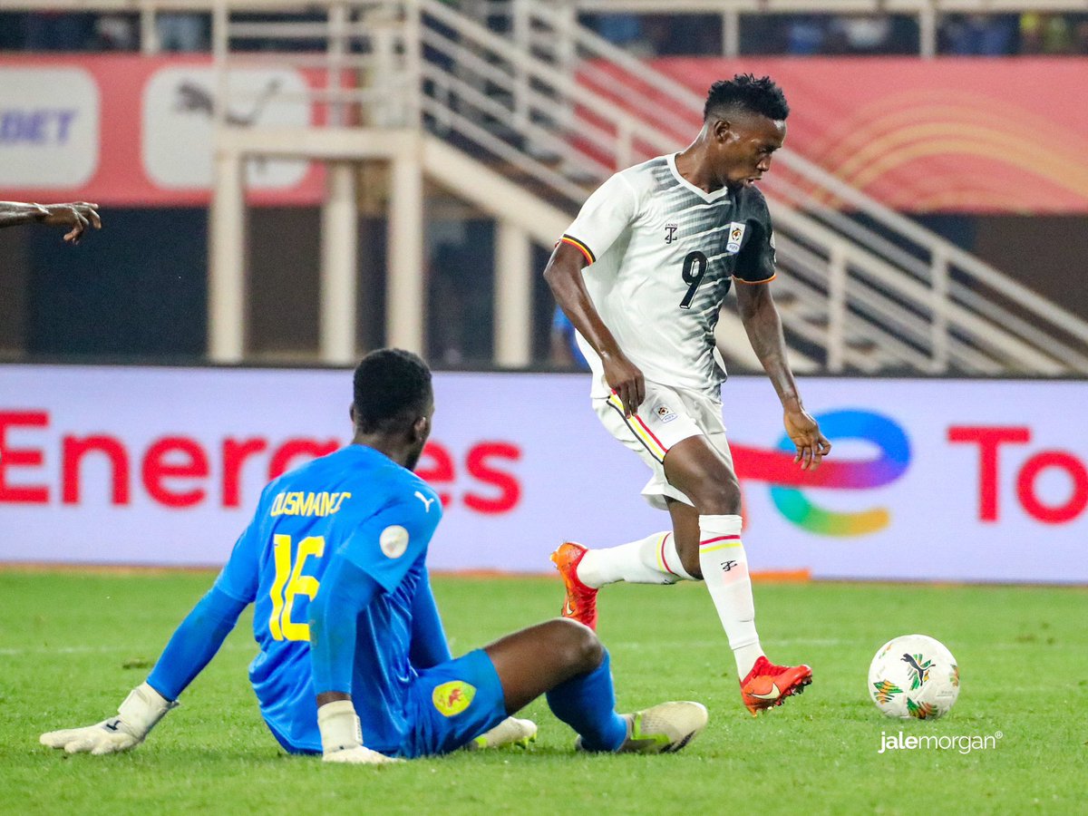 Naye #IvanAhimbisibwe how do u make a fellow man seat down. <a href="/CliveKyazze/">#CHAN2024WithClive | 🇺🇬🎙️</a> 📸 <a href="/JaleMorgan3/">Jale Morgan 📸</a>