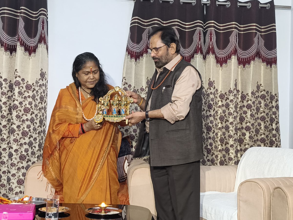 Mukhtar Abbas Naqvi (@naqvimukhtar) on Twitter photo पूर्व केंद्रीय मंत्री, बहन <a href="/SadhviNiranjan/">Sadhvi Niranjan Jyoti</a> जी ने आज #रक्षा_बंधन के पावन अवसर पर मुझे राखी बाँधी। आपका स्नेह हमेशा मुझे मिलता रहा है। यही समावेशी संस्कृति-संस्कार एक भारत श्रेष्ठ भारत की शक्ति है। #RakshaBandhan पूर्व केंद्रीय मंत्री, बहन <a href="/SadhviNiranjan/">Sadhvi Niranjan Jyoti</a> जी ने आज #रक्षा_बंधन के पावन अवसर पर मुझे राखी बाँधी। आपका स्नेह हमेशा मुझे मिलता रहा है। यही समावेशी संस्कृति-संस्कार एक भारत श्रेष्ठ भारत की शक्ति है। #RakshaBandhan