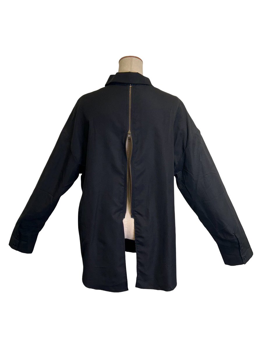 “アケシメ”

後ろがチャーっと開けられるシャツ。
前は閉めて後ろを開けてインナーを見せるとか？
ラフォーレ原宿で並んでいます。