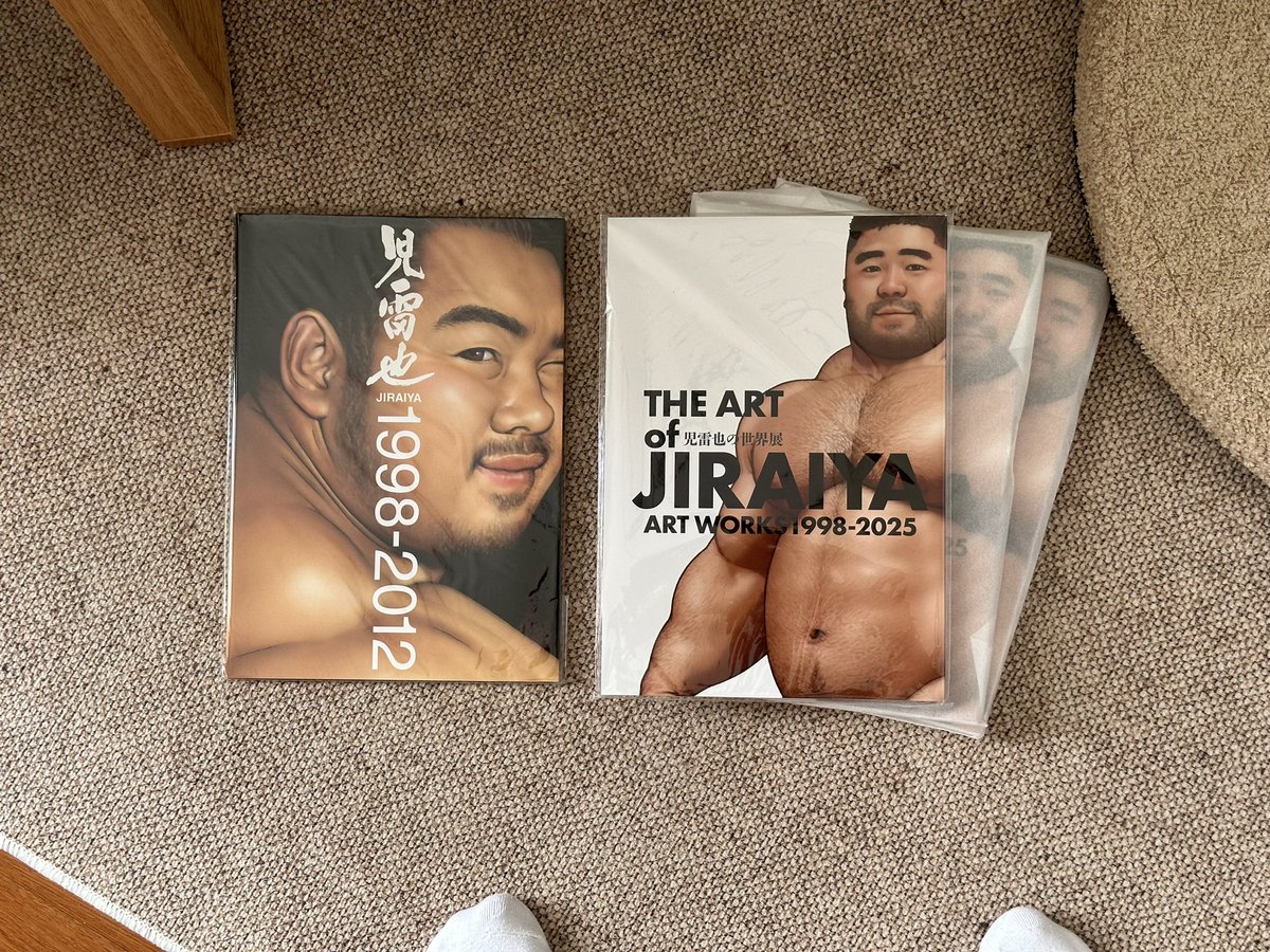 因为左边那本画集蹲了好几年，花了1500+才入手，所以右边那本索性买了三本。

#児雷也
