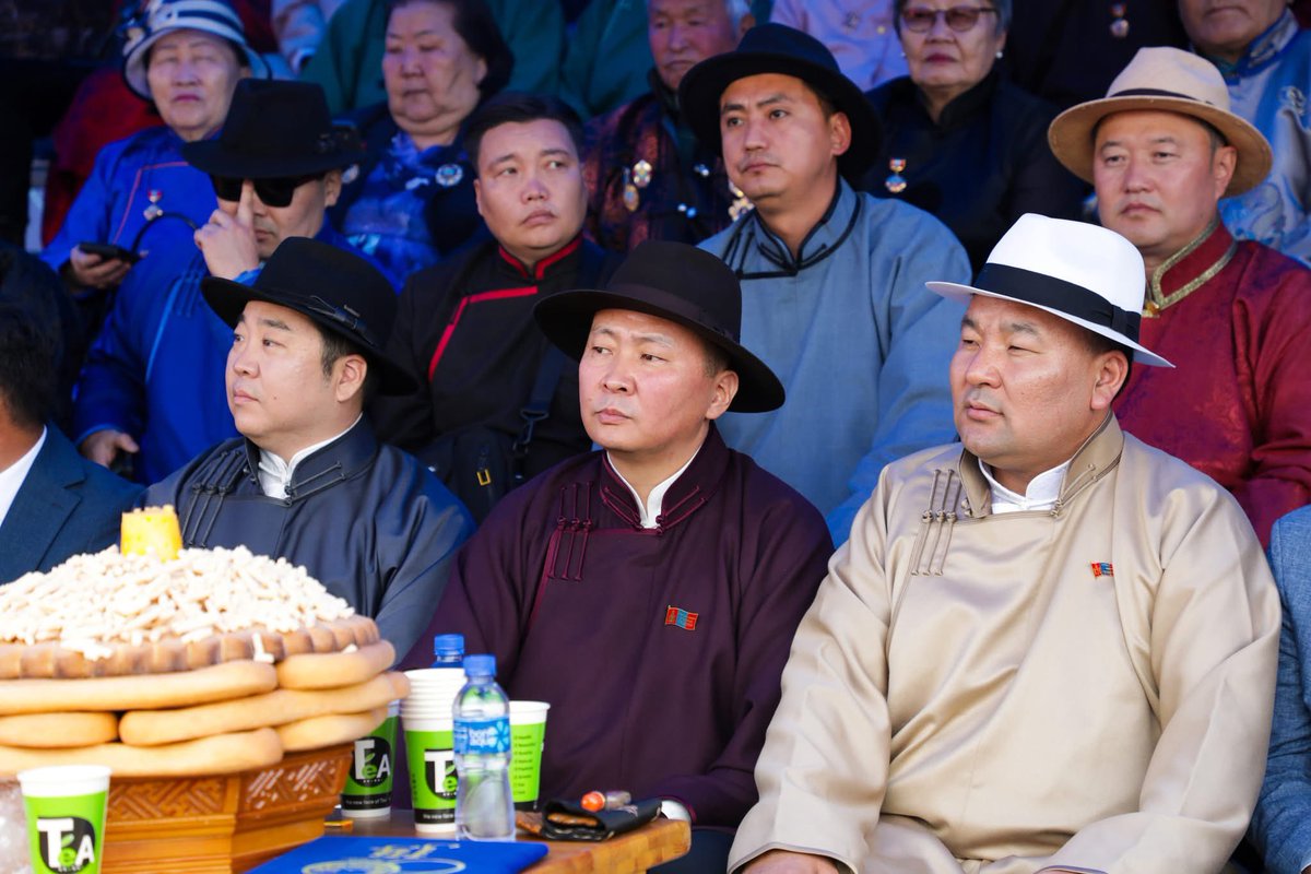 🇲🇳Баянзүрх дүүргийн 60 жилийн ойн баяр наадам болж бна гэнээ 😤юу хуцаад бгаан бэ энэ наадам утгаа алдлаа Гачууртын замаа засаж чадахгүй хэвтэж бж юун наадам 😡