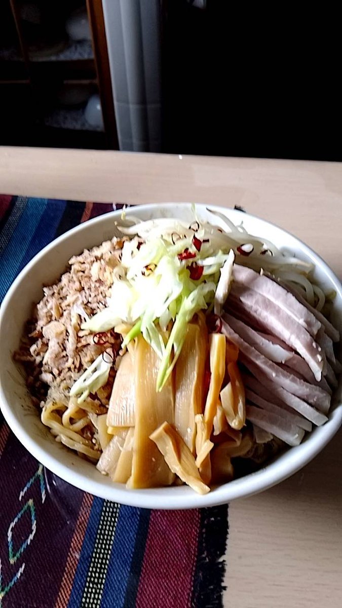 Rion_rionrion's tweet photo. あまりの空腹に油そばが食べたくなり
買い物をし、気が付けばとんでもない
クリーチャーを生み出していた。
（市販の麺４玉使用） https://t.co/2fLdTUg50w