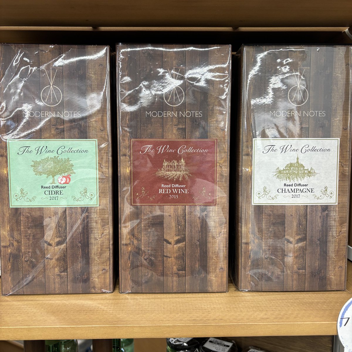 tsutayaazkonan's tweet image. 【新入荷】

 店頭で大人気の #MODERNNOTES さんのシリーズを拡大しました✨️

人気の #リードディフューザー に #エアフレッシュナー、 #ルームミスト、 #フレグランスジェル が仲間入りです🍷
※香りは #赤ワイン #シードル の2種類のみとなります

 #TSUTAYA #AZ #岡南 #雑貨