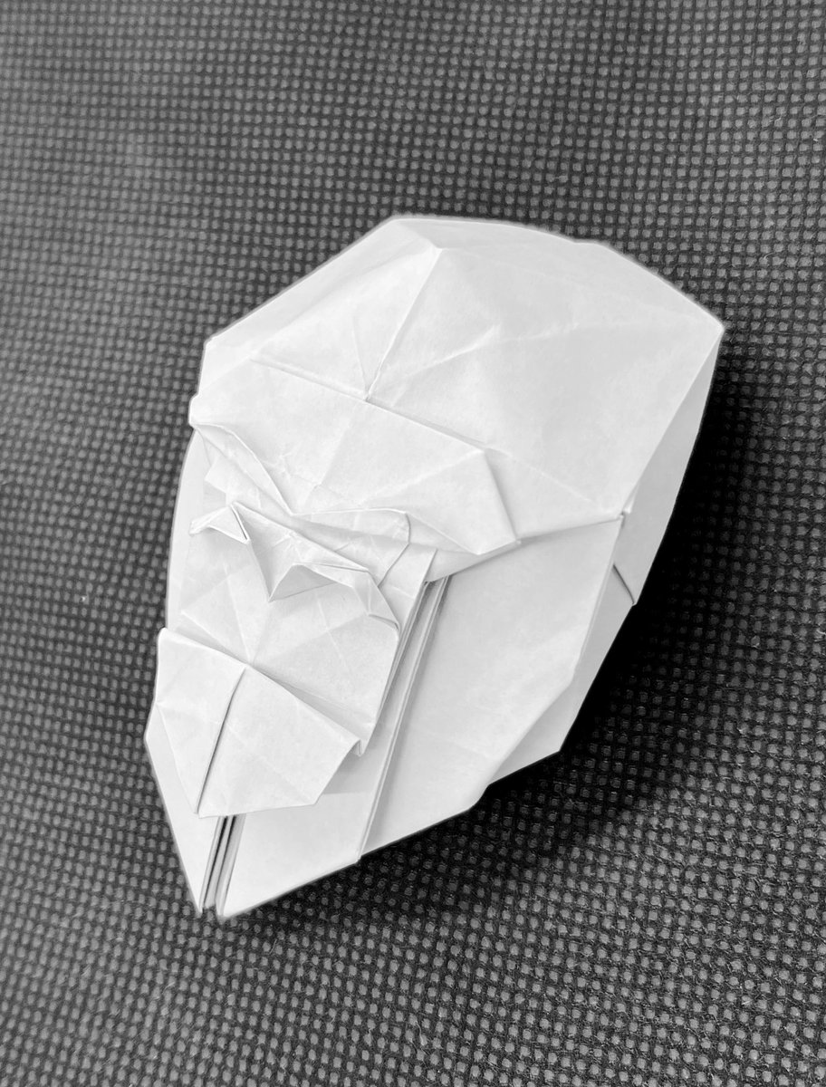 コンベンション1コマ目はジョンジェイル氏のゴリラ頭部。1hでこの彫り…