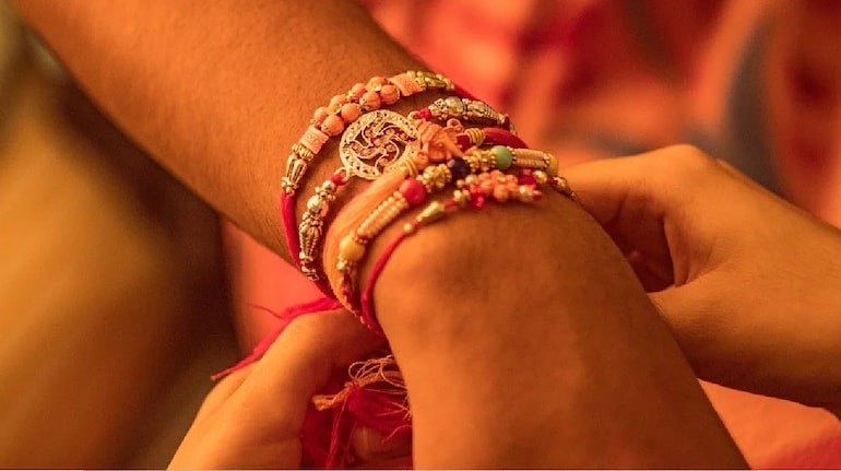 दाजुभाइको नाडीमा बाँधिएको राखी दिदिबहिनीको विश्वास र आशीर्वादको प्रतीक हो।
रक्षा बन्धनको शुभकामना।