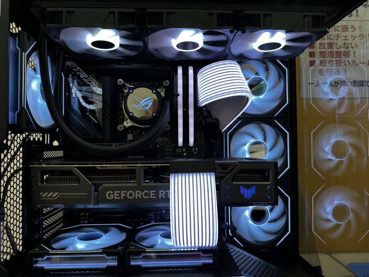 RGBてんこ盛りなゲーミングPCを組み立てました😊

M/Bと水冷は ＃ASUS の ＃ROG シリーズを採用してます🥰

＃CoreUltara9285K と ＃RTX5070Ti 搭載でスペックも申し分なし😚

＃アプライド岡山店　＃ゲーミングPC 　＃LianLi
