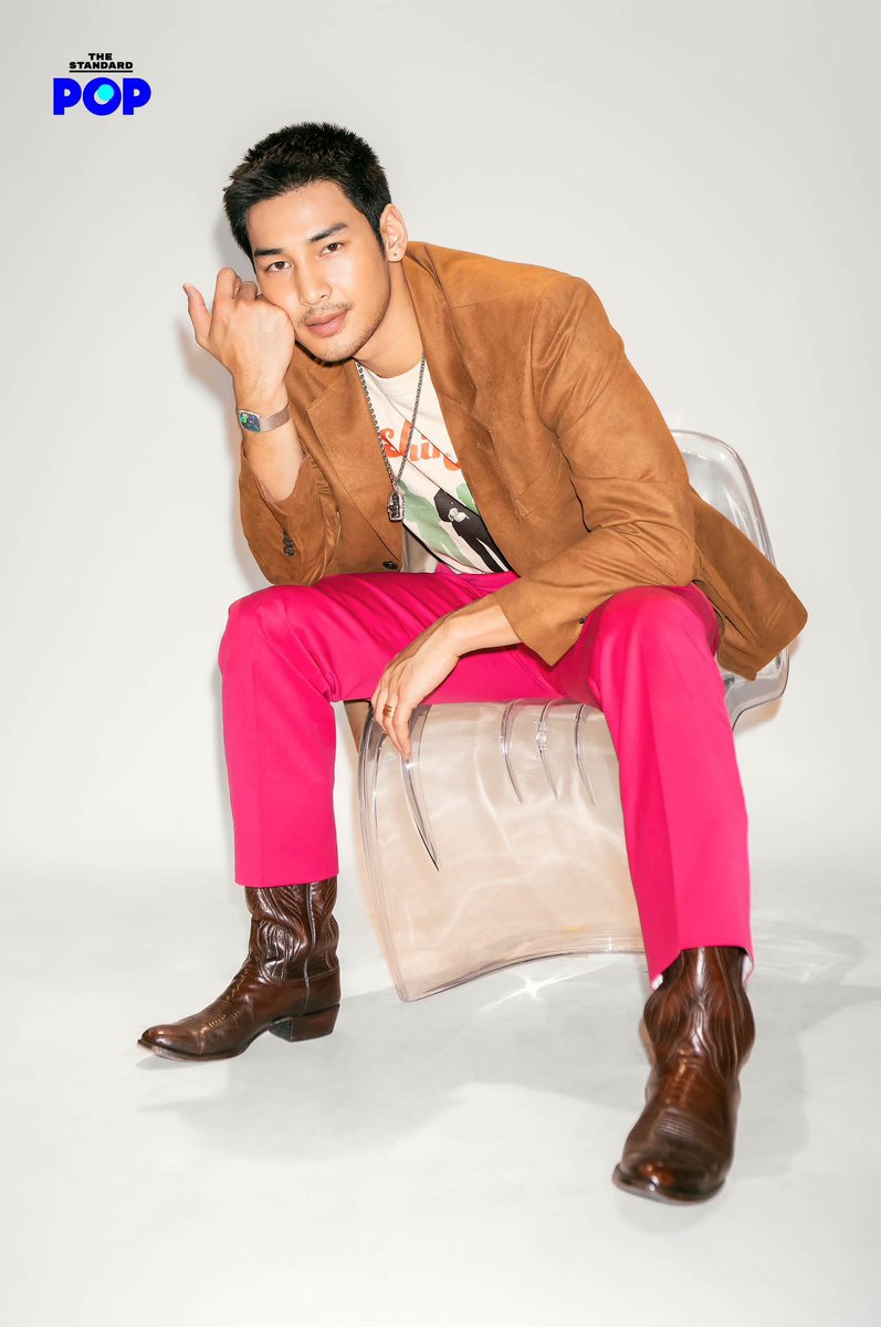 Foon555XApo555's tweet image. ความยาก-ง่ายของการแสดงในบริบทยุค 2512 ( Bangkok 1969) มีการทำการบ้านกับบริบทสังคม และแนวคิดของตัวละครอย่างไร
 
อาโป: ทุกตัวละครจะมี 3 สิ่งที่ต้องรู้เลยคือ 1.เศรษฐกิจ  2.สิ่งแวดล้อม 3.การเมือง ที่จะเป็นตัวบ่งบอกถึงลักษณะนิสัยของคนยุคนั้น

 #TheStandardPOP #ShineTheSeries