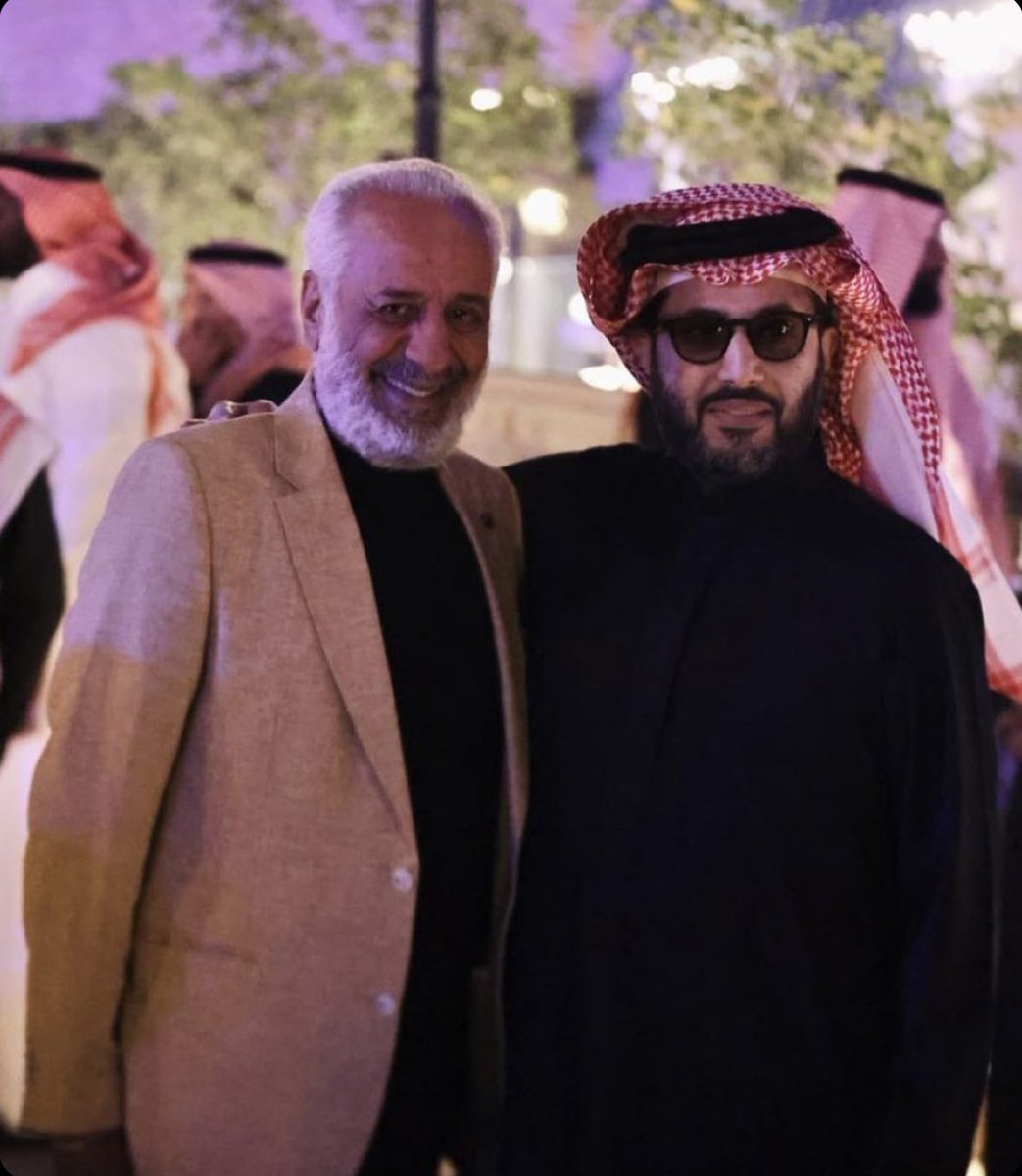 📍| بين حب المسرح وضوء الرياض… يجتمع الكبار.

تركي آل الشيخ يعلن: النجم السوري أيمن زيدان، قريبًا على مسارح موسم الرياض في مسرحية سورية جديدة 🇸🇦🔥
لحظة تجمع الفنون وتقرّب القلوب.

#عزنا_بطبعنا