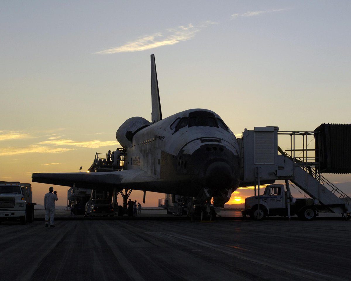 Astro_Soichi's tweet photo. 20 years ago TODAY was a landing day of my first spaceflight, #STS114 #ReturnToFlight mission. Discovery landed at Edwards Airforce Base, California.
20年前の今日、私の最初の宇宙飛行の着陸日でした。カリフォルニア州エドワーズ空軍基地に早朝の帰還。 https://t.co/ATNQFB9n6c