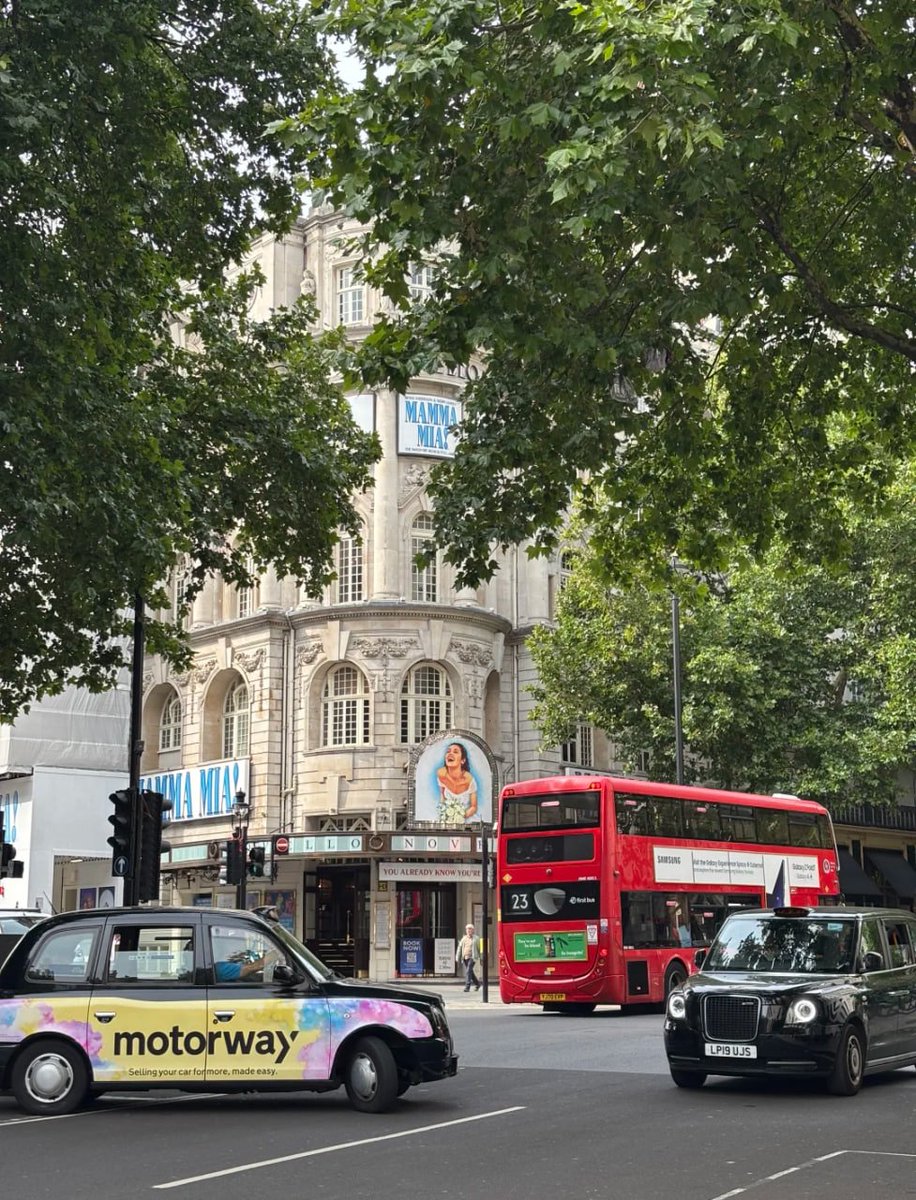 Mia71230454's tweet image. London late summer♡˚ #happyweekendvibes