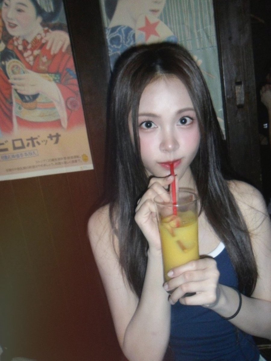 carmeniayu's tweet photo. lagi seru-serunya nge-date sama Hachu part 2 di Jepang! sambil duduk santai di sini, aku cobain minuman yang seger banget ini. rasanya manis, bikin mood langsung naik! jangan lupa istirahat sebentar dan minum yang manis biar hari kalian makin ceria, ya hachu! 🍹💖 https://t.co/JECHF0crhk