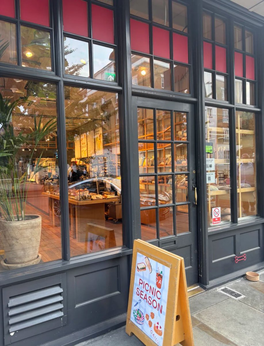 Mia71230454's tweet image. London late summer♡˚ #happyweekendvibes