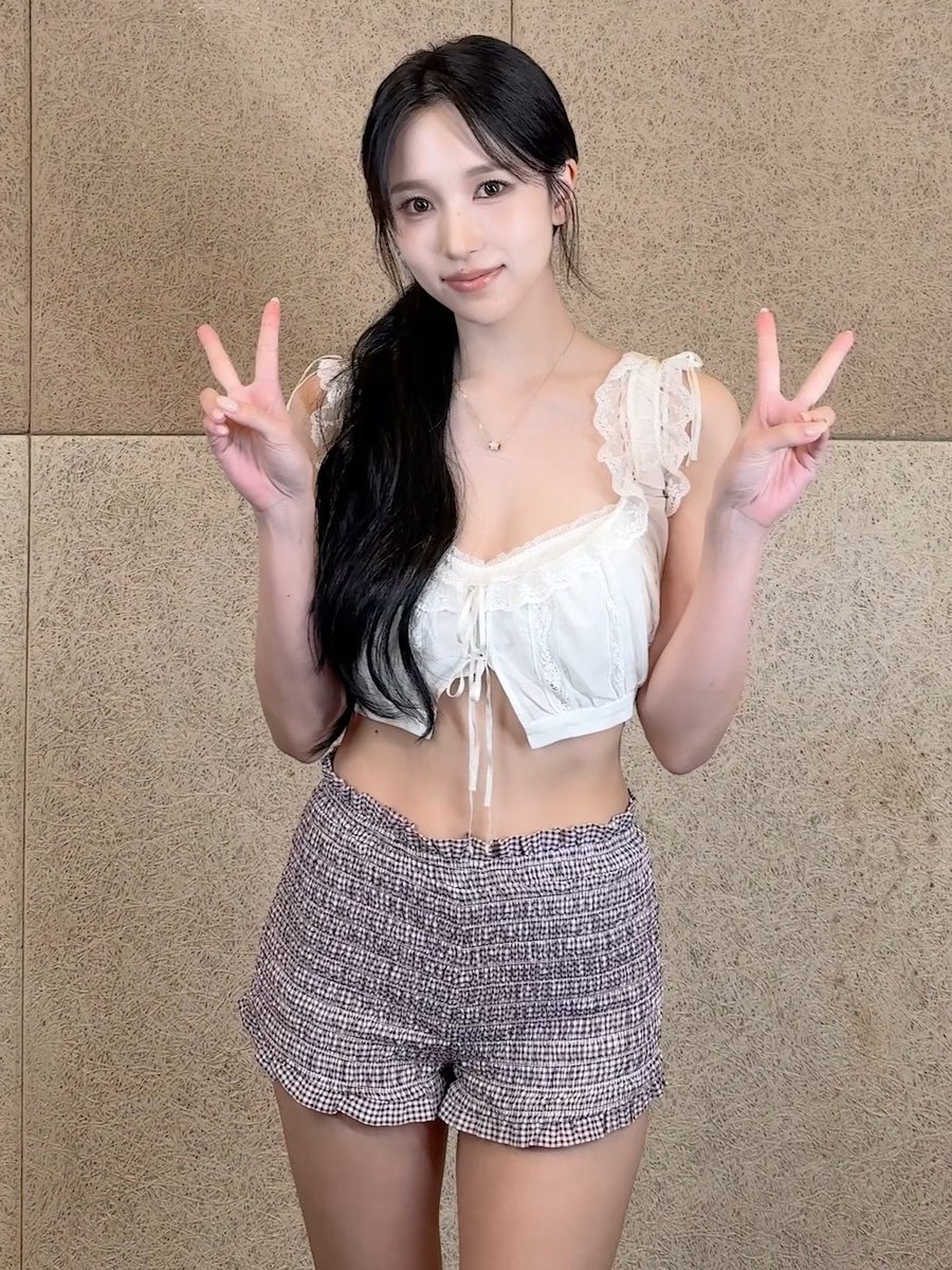 godmitzu's tweet photo. MINA IN THIS LOOK AND STYLING OH MY GOD https://t.co/Qt54b3htfi