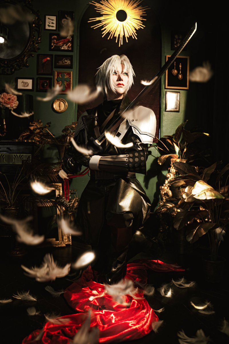 ⚠️明るさMAX＆タップ推奨
【 Cosplay / FINAL FANTASY VII 
                                             EVER CRISIS 】

セフィロス / Sephiroth
 ︎︎
  "英雄"
 ︎︎