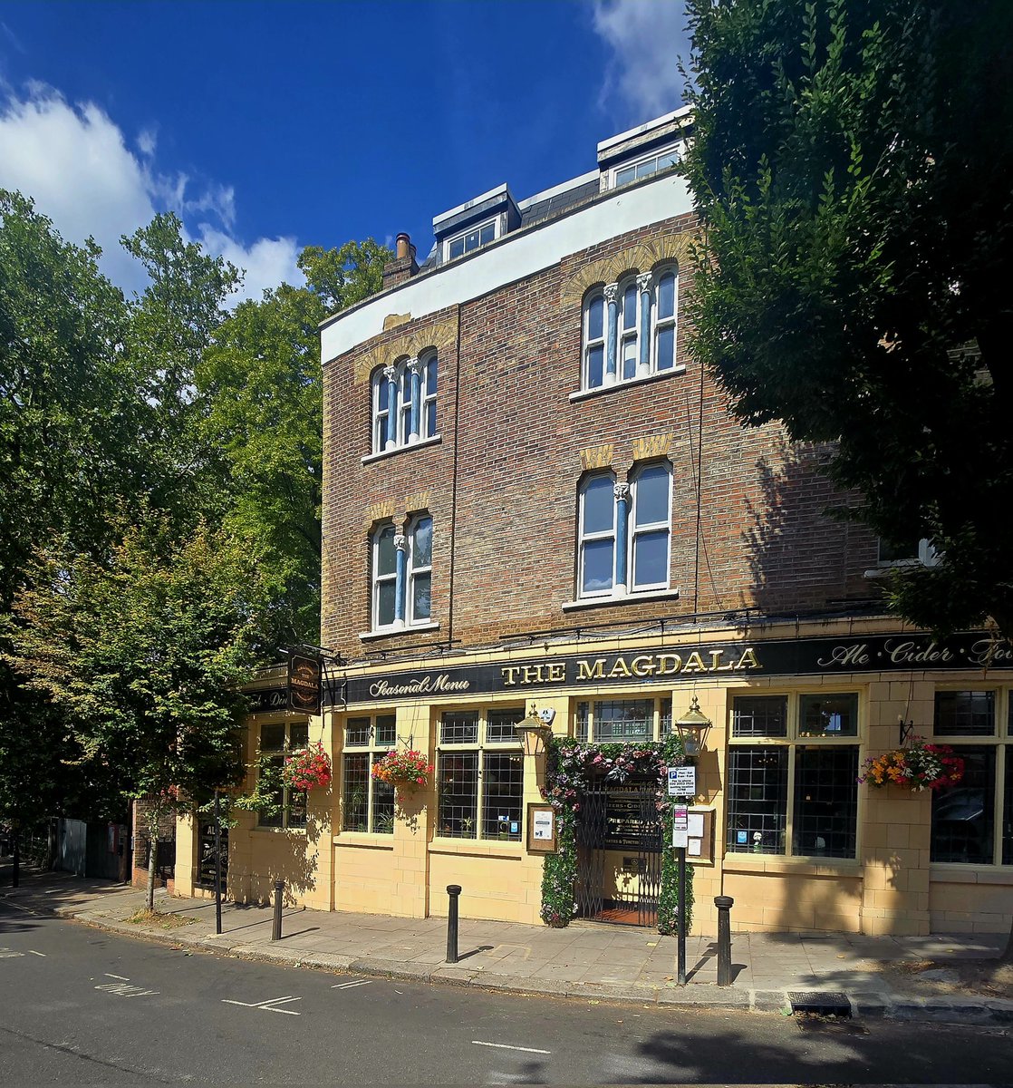 ChelseaDan5's tweet photo. Definitely Pub Beer Garden weather so I'm kicking back with a Czech Budvar in the right glass at The Magdala Hampstead NW3 one of the many Pubs in Camden with Criminal History,If you drink Cask Ales get down here on a monday they're all £3.50 a Pint,Bargain☀️☀️💰🍻👌 https://t.co/aHFyy71La6
