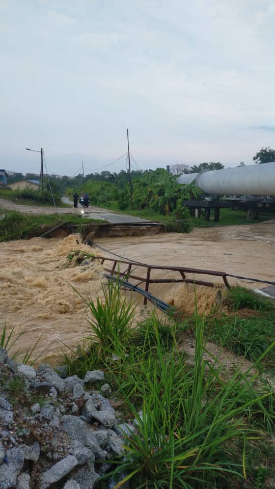🚨Laporan Awal – Runtuhan Jambatan Jalan Gajah 16
📅 Tarikh: 8 Ogos 2025 | ⏰ Masa: 6.13 ptg

🚧 Kejadian: Jambatan di Jalan Gajah 16 runtuh.