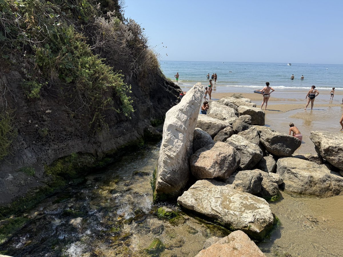 Sperlonga, un autentico paradiso, ha una storia ricca di miti, leggende e avvenimenti storici. Le sue origini sono legate alla leggendaria città di Amyclae, fondata dai Laconi, e al mito di Ulisse, le cui gesta erano celebrate nelle sculture della villa dell'imperatore Tiberio.
