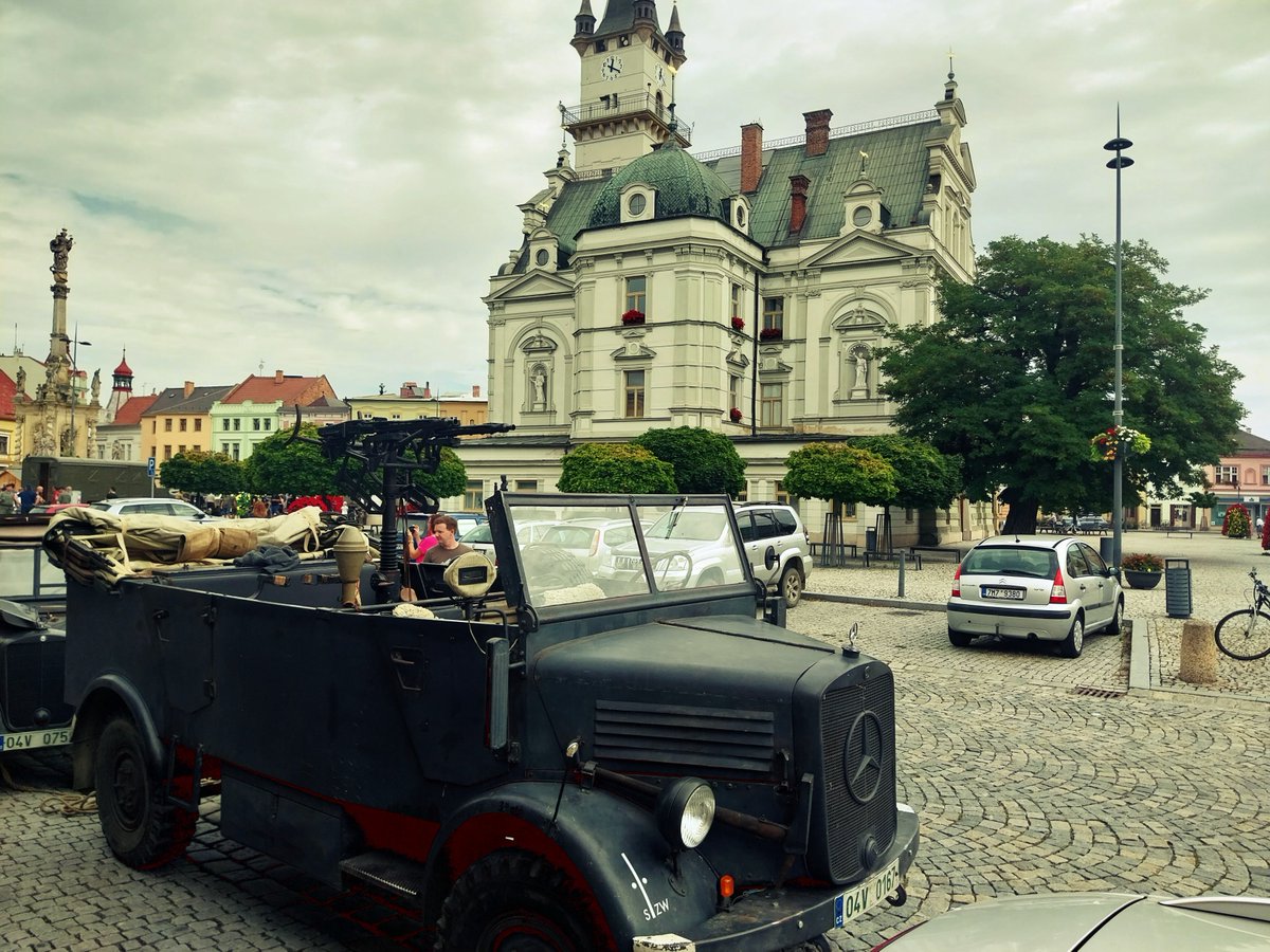 Sraz historických vozidel na náměstí v <a href="/MestoUnicov/">Uničov</a> 👌🛻🚗