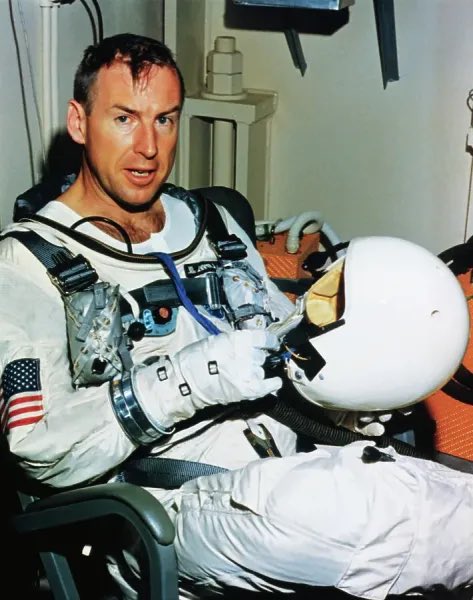 "Houston, we've had a problem", la famosa frase pronunciata da Jim Lovell, comandante dell'Apollo 13, scomparso il 7 Agosto all'età di 97 anni.

È andato due volte in orbita lunare, ha volato nello spazio 4 volte con le missioni Gemini 7 e 12, e con Apollo 8 e 13.

RIP.