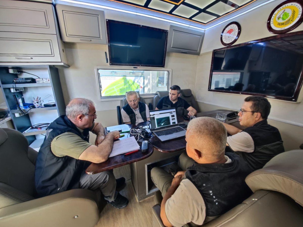 📍 Bayramiç 

#Bayramiç #YiğitlerKöyü kırsalında başlayan orman yangını, ilgili tüm birimlerin koordineli ve etkin müdahalesiyle büyük ölçüde kontrol altına alınmış olup bölgede soğutma ve hasar tespit çalışmaları titizlikle sürdürülmektedir.

Çalışmaları yerinde inceleyen