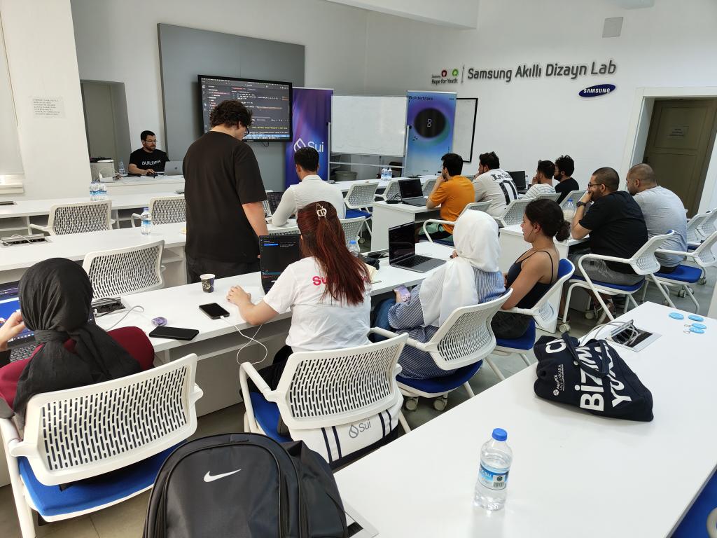 SolBridgeNW's tweet image. GM from Ankara/Türkiye

@buildermare is shaping the future of @SuiNetwork by training the next wave of developers to build what&apos;s next.

Hopefully, we can have the SUIHUB in Türkiye soon 🙏 

Let&apos;s MOVE!