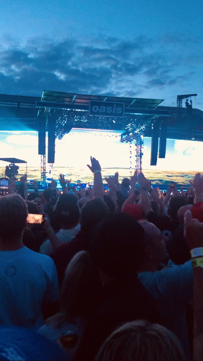 TheKevinSJ's tweet photo. The atmosphere was electric last night, nostalgia was off the scale. All the videos dont do it justice the crowd were wild man! @oasis #Murrayfield #OasisLive25 https://t.co/58HMmPjtVA