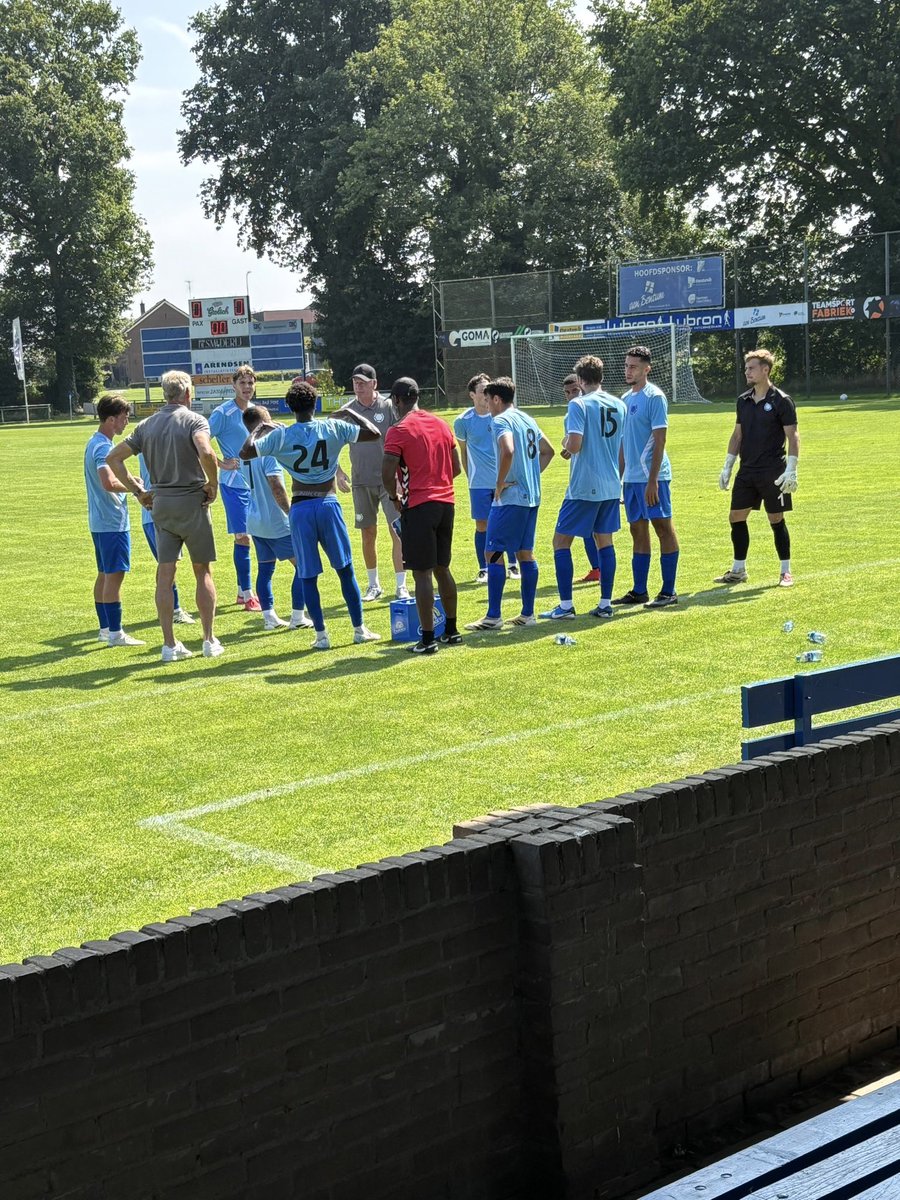 spelersvakbond's tweet image. Drinkpauze…
Tussenstand:
1-0

#teamvvcs #gravvcs