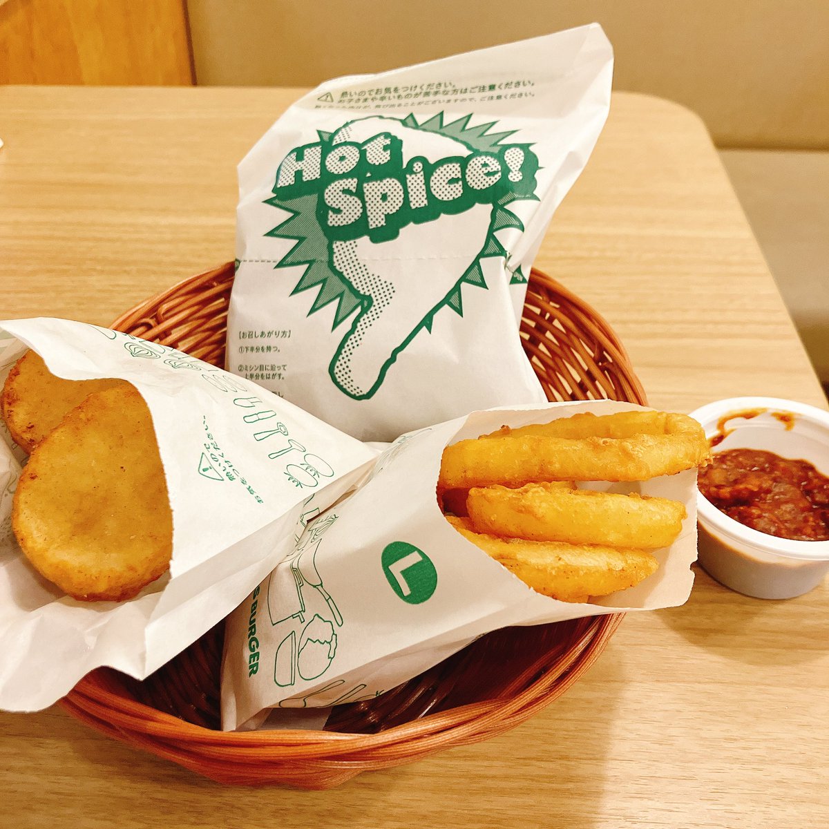 退勤してモスに来たけど🍔食べずに鶏肉ばっか食べてる🤪やっぱり出来たてアツアツのチリディップソースは最高やね👍💕︎

 #はらぺこはうあー