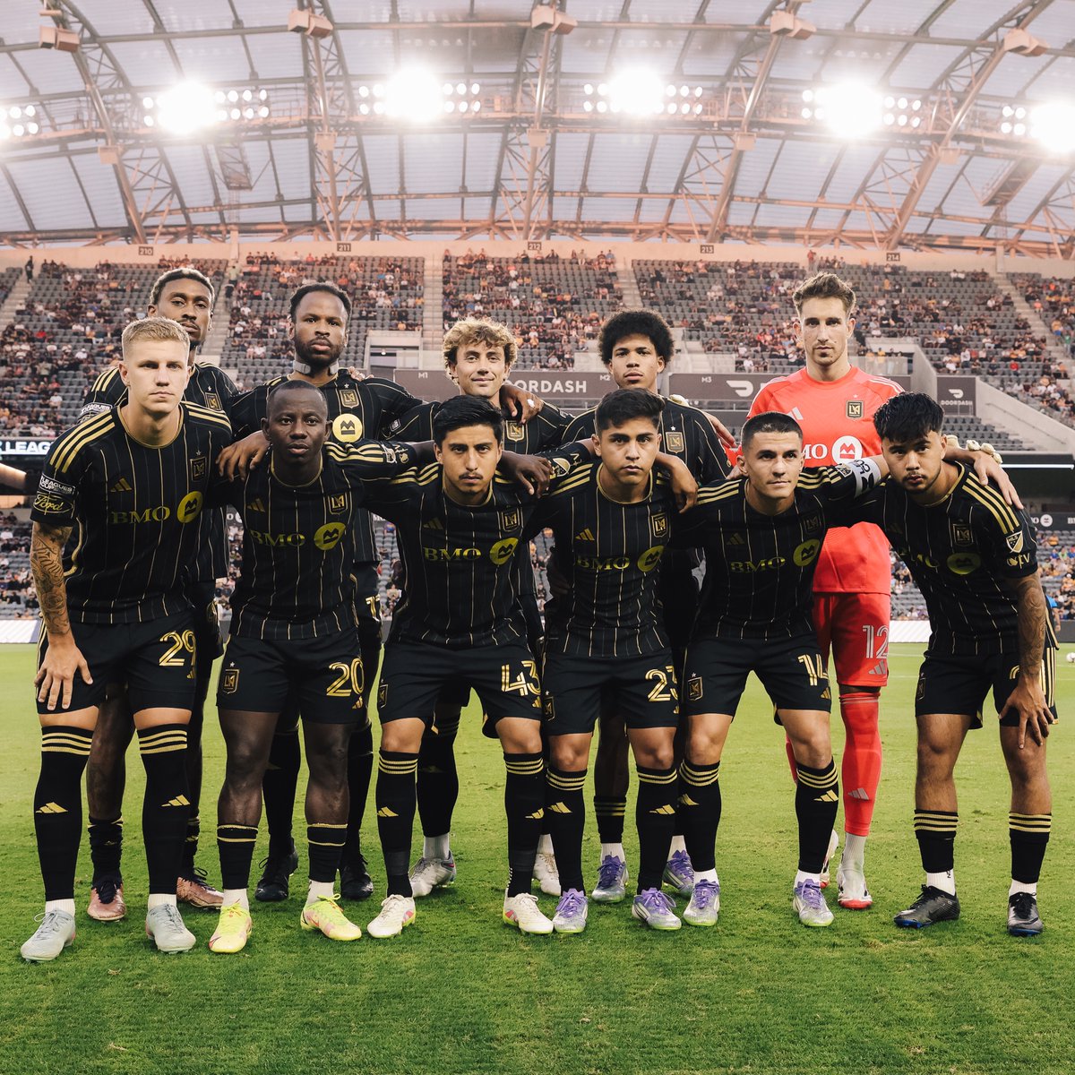 쏘니의 뉴 팀메이트가 된 
로스앤젤레스 FC (약칭 LAFC) 의 선수들을 알아보자
이름하여 "쏘니, 내 동료가 됐다!" ჱ̒ ｰ̀֊ｰ́ )

타래로 이어집니다···
(2025년 8월 기준 선수 명단, 등번호 순으로 나열)
출처 : Wikipedia