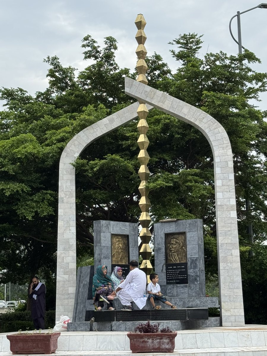 📜 The monument dedicated to Romanian poet ✒️ Mihai Eminescu and Pakistan’s national poet 🖋️ Allama Iqbal was built in 🇵🇰 Islamabad in 2004, and aimed to celebrate the literary legacies 📚 of both poets. The monument, built in collaboration 🤝 with the 🇷🇴 Romanian Embassy,