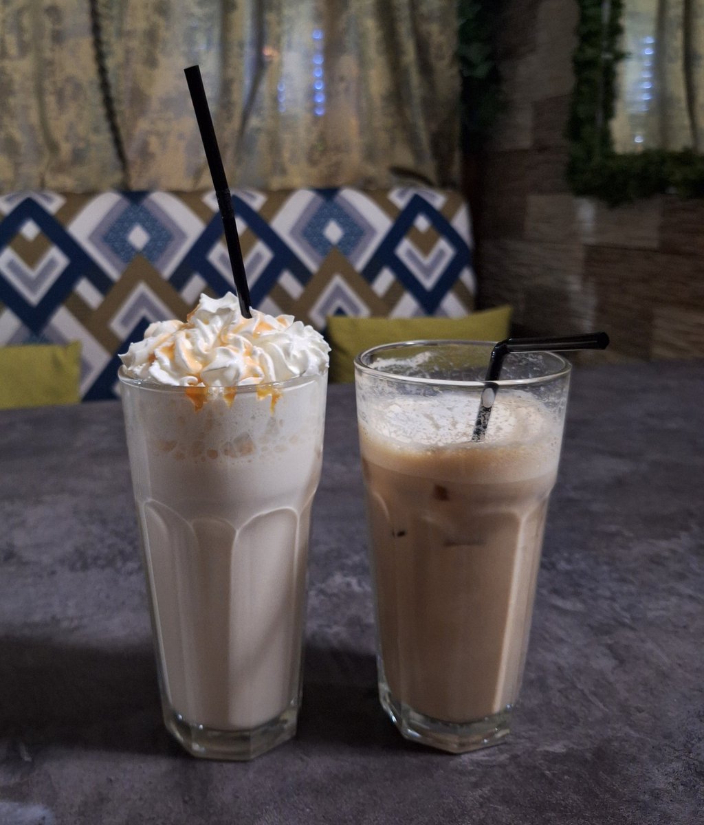 Серьезный дядя вывел в кафе маленького котенка 🐈‍⬛🐱.