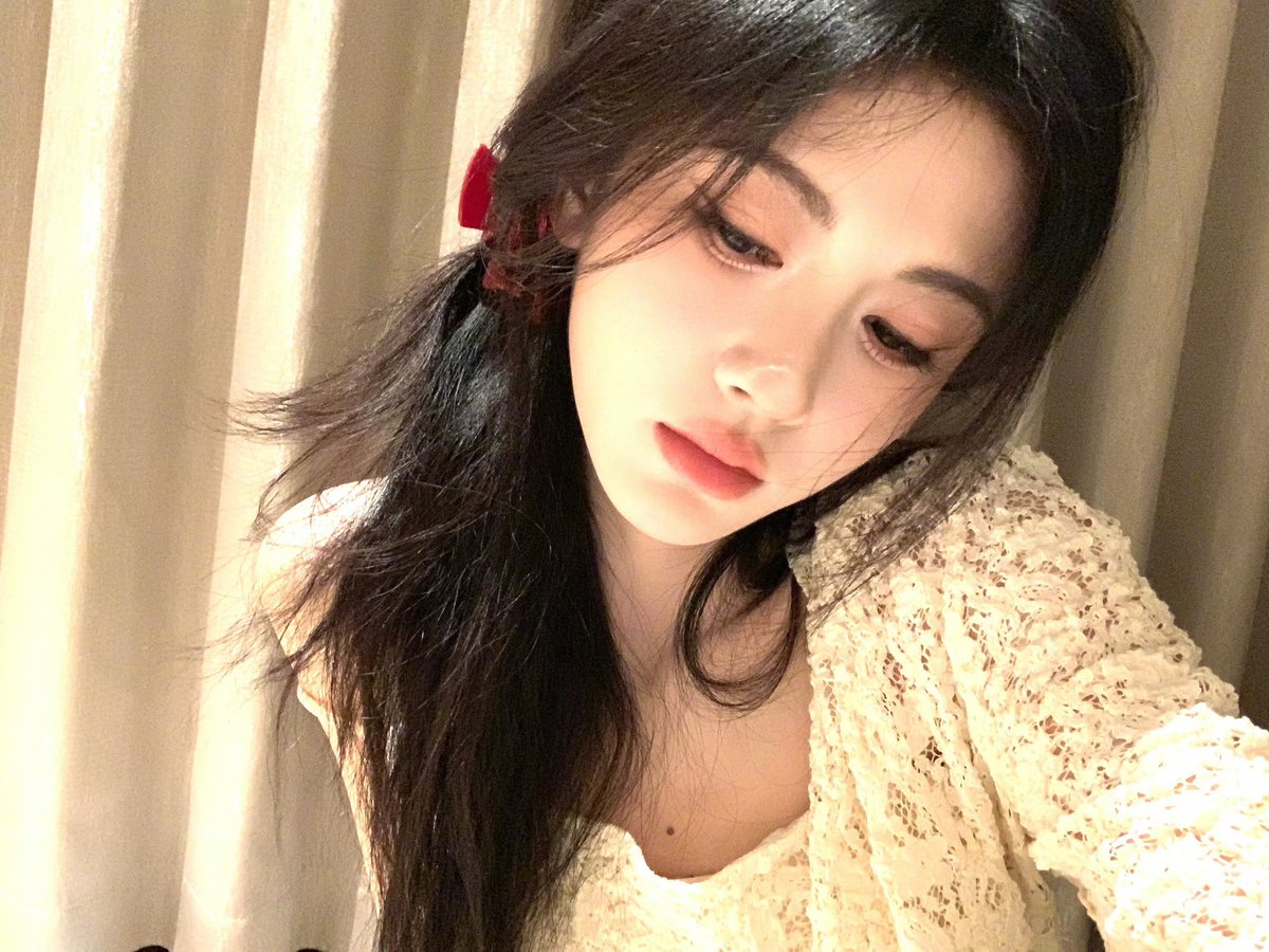 ohnneul's tweet photo. 250809 쥐징이 웨이보 (2)

‘🎀🤳🏻’
#鞠婧祎 #쥐징이 #Jujingyi #Kiku https://t.co/4lhQUNPJRD