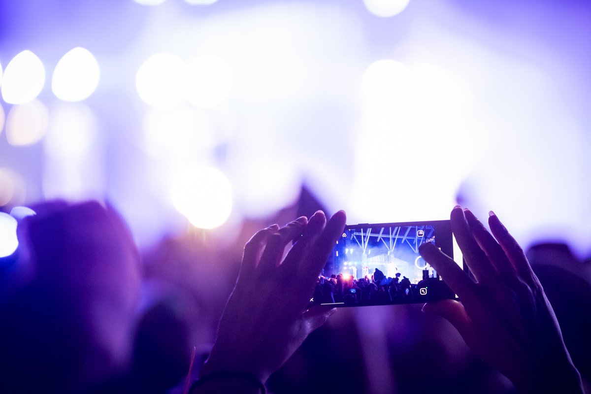 【#LuckyFes からのご案内】
🔹ステージの撮影及びSNSポリシーについて🔹

昨年同様、LuckyFesではフレンズ（来場者）のステージの撮影及びSNS発信は原則OKとさせて頂きます。
※出演アーティスト毎にOK/NG有。

👇詳細は公式HP・当日のタイムテーブル画像をご確認ください。
luckyfes.com/time-table/