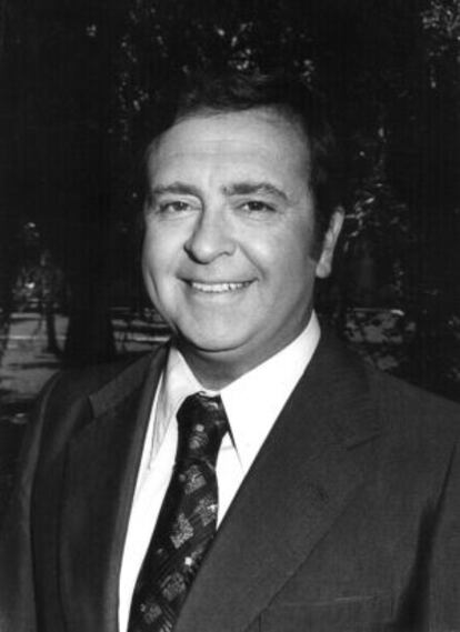 Nacido un 9 de Agosto de 1936, el abulense José Luis Uribarri Grenouillou ​​fue presentador y realizador de televisión y #radio. 
Antena de Oro (1962).
Premio Ondas (1966). Y, sobre todo, la voz de #Eurovision
Falleció el 23 julio de 2012, en Madrid.