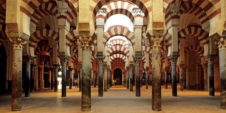 La jerarquía de la Iglesia católica se apropió de la Mezquita de Córdoba por 30 euros gracias a José María Aznar. Este año ha batido récord de recaudación con 22,4 millones de euros en la venta de entradas.