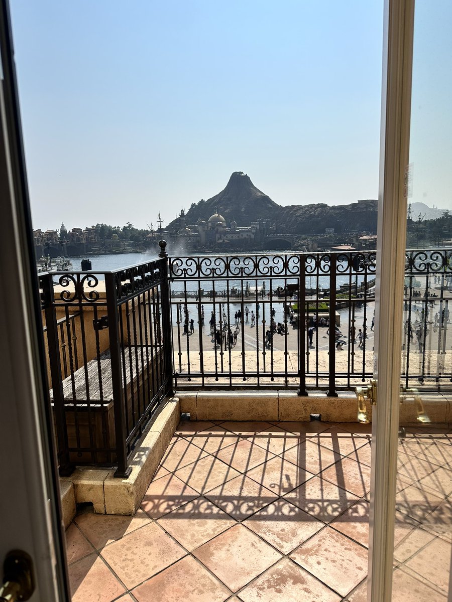 speciale016's tweet photo. ミラコスタの2泊目!! 相変わらずデイズニーシーの絶景!!! https://t.co/AvicfDtwk1