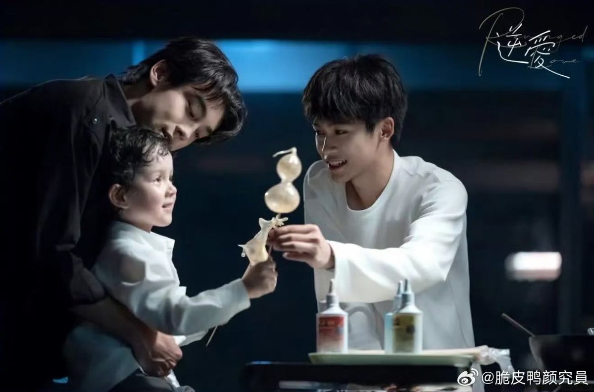 wongracode's tweet image. after seeing this pic, the urge to write a chengwei au where chi cheng is a single father who’s too busy to think about dating, until his son starts talking non stop about his “cool new friend” that he met, wu suowei. who turns out to be loud, nosy, and absolutely impossible to…