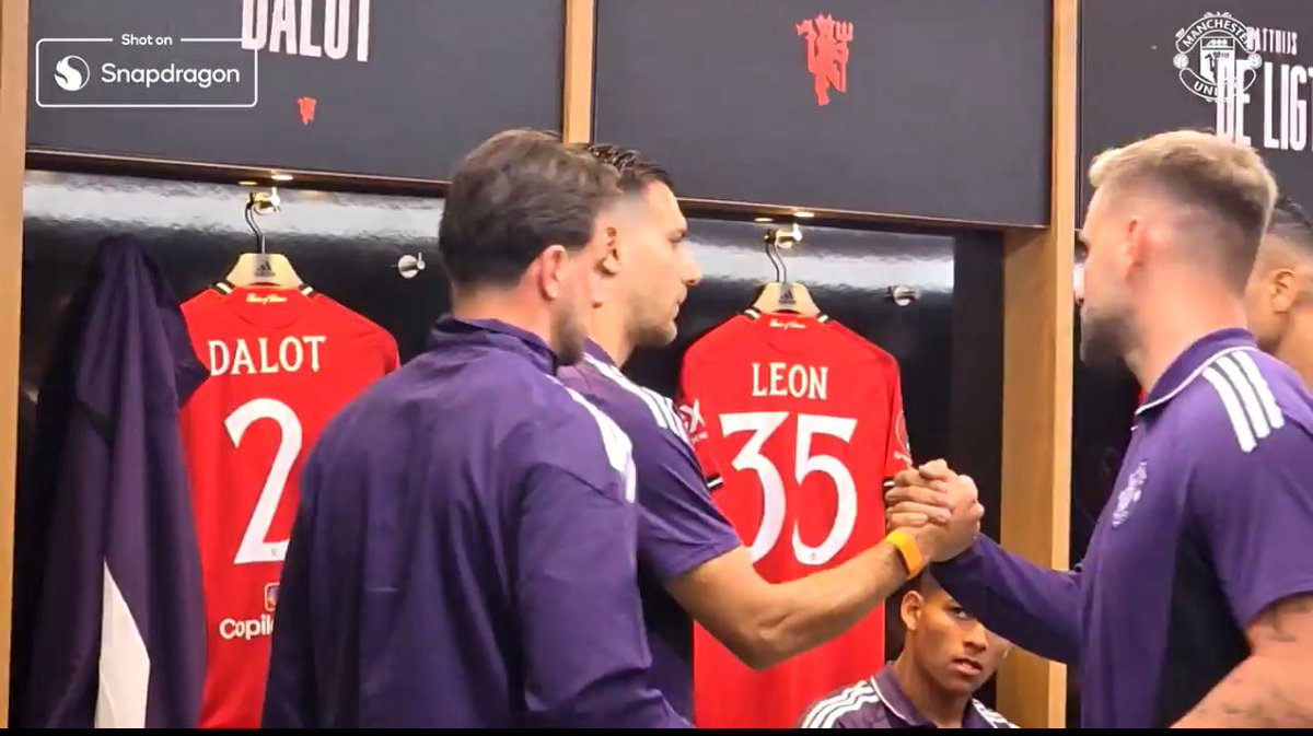 TurkTalksFC's tweet image. 🚨 It looks like Benjamin Sesko will wear the #30 shirt at Manchester United.

A video on United’s app shows that Diego Leon has changed to #35.

Blink and you’ll miss it. 😆