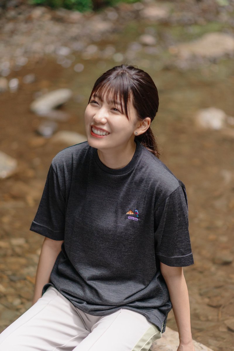 pizzaday_0522's tweet image. 【A：刺繍デザイン】
ピザとワイン、そしてPIZZA DAYのロゴを刺繍であしらった一枚。立体感と温かみがあり、プリントでは出せない表情が魅力です。ポップなモチーフながら、上質な仕上がりで大人も楽しめるようにこだわりました。

【B：ロゴデザイン】
PIZZA