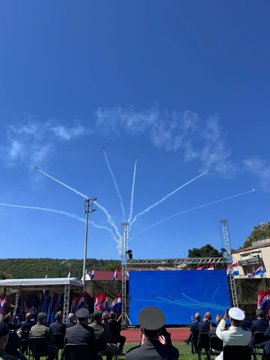 حضرت سعادة السيدة/ أسماء بنت ناجي العامري، سفيرة دولة قطر لدى جمهورية كرواتيا احتفالاً بيوم النصر والشكر  للوطن، ويوم المدافعين الكرواتيين، والذكرى السنوية الثلاثين لعملية العاصفة العسكرية-الشرطية، في مدينة كنين بتاريخ 5 أغسطس 2025. 

#MOFA #الخارجية_القطرية