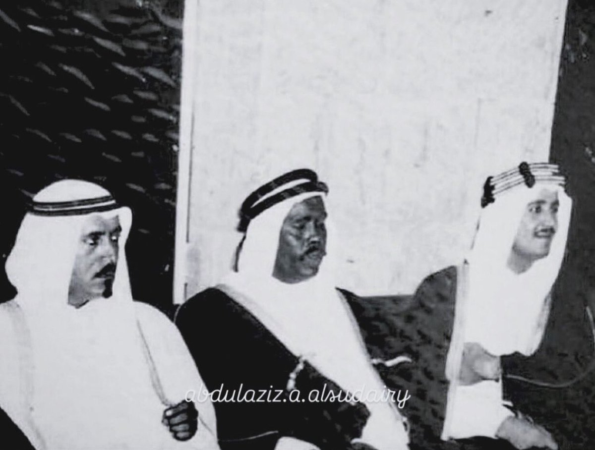 من الصور النادرة 
الامير عبدالرحمن بن عبدالعزيز آل سعود
وخاله الأمير محمد بن أحمد السديري
وفي الوسط الشيخ فهد السالم الصباح الله يرحمهم ويغفر لهم