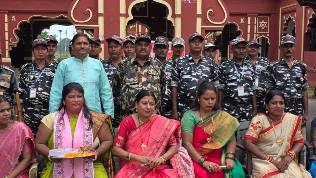 रक्षाबंधन के पावन अवसर पर अपने गृह जिले के ललित नारायण मिथिला विश्वविद्यालय में कार्यरत सुरक्षा कर्मियों को राखी बांधकर मां श्यामा से उनके स्वास्थ्य एवं दीर्घायु जीवन की कामना की।
वन्देमातरम् 
#mitionsindoor #NarendraModi #AmitShah #VinodTawde #samratchoudhary #DrDilipJaiswal