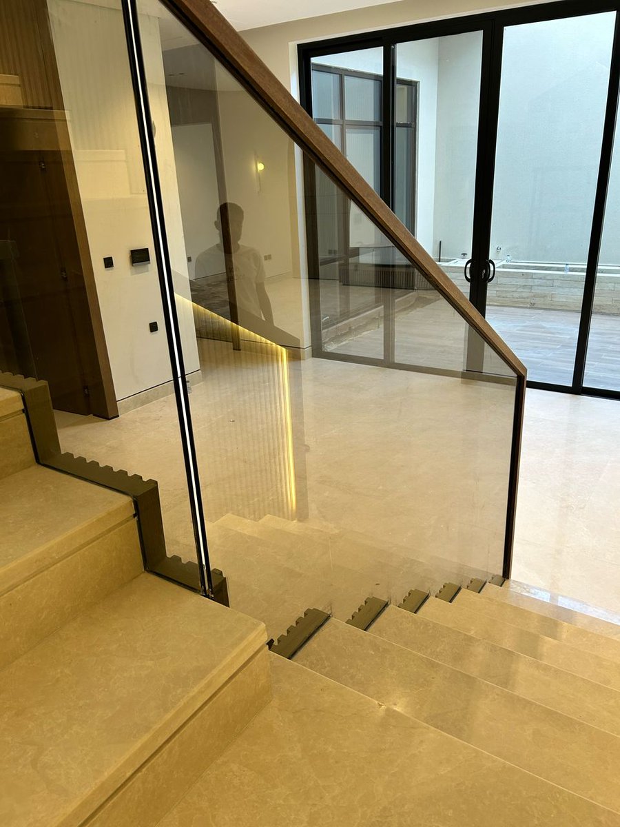 من أعمالنا في تادو ✨
تصميم وتنفيذ درابزين زجاجي أنيق مع إضاءة مخفية داخل المقبض لدمج الأمان بالجمال في آنٍ واحد.

🔹 زجاج معالج
🔹 إنارة ناعمة تضيف لمسة فخامة
🔹 تشطيب نظيف وعصري

📞 للتواصل عبر واتساب: wa.me/966541607077
#تادو #درابزين_زجاج #تصميم_داخلي #إضاءة_مخفية